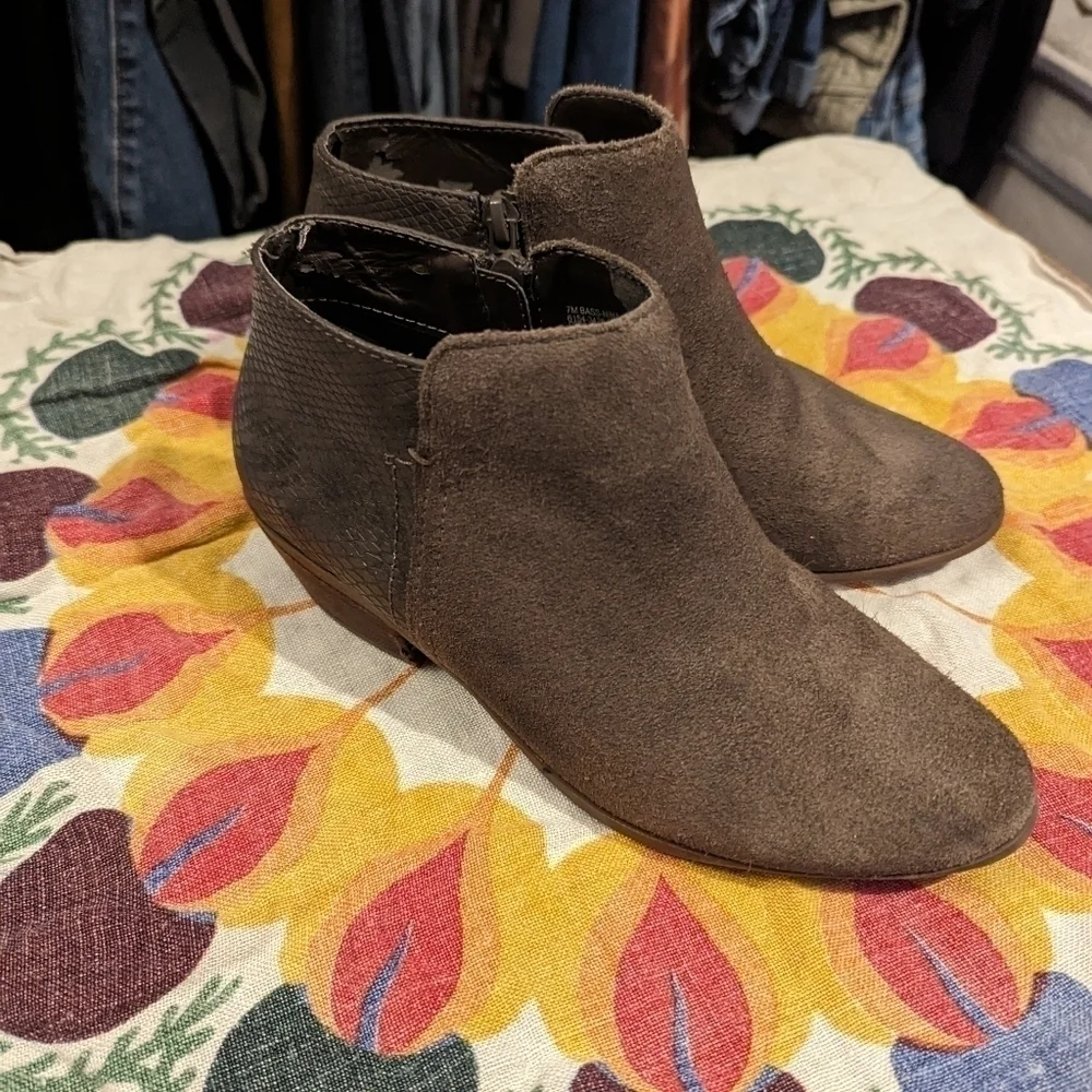 G.H Bass and Co‎ size 7 suede booties